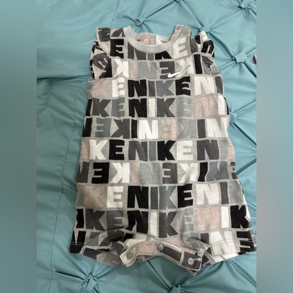 6 Months —2 Piece Nike Onesie Bundle - Picture 2 of 5